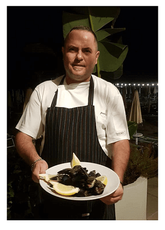 Lo chef Paolo Caruso e la sua a ”mpepata e cozze”