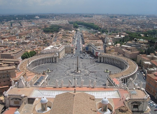 Al cinema tra fede e incertezza nel “Conclave” di Berger