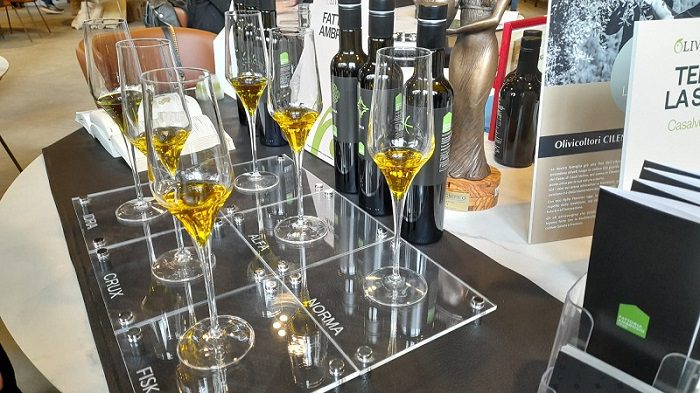 L’olio, sacra linfa della religione mediterranea in cucina protagonista a Lustra per “OlivitalyMed” 2025