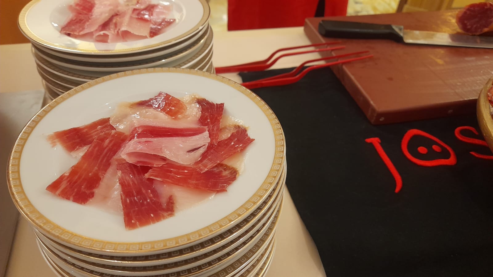 “Devodier” e “Joselito”, a Milano due scuole di prosciutto si guardano negli occhi per “Tuttofood” 2026